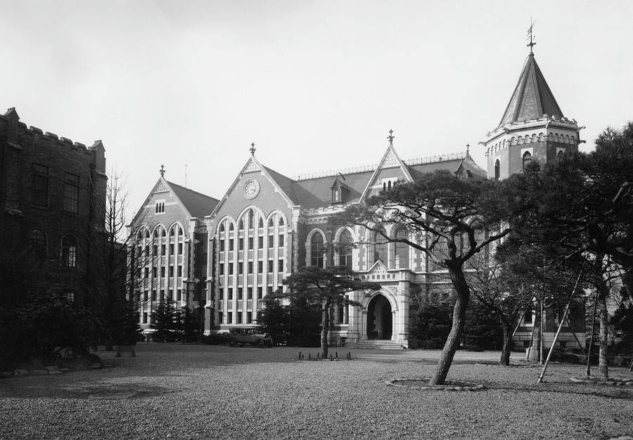 Keio University Photograph by Hulton Archive