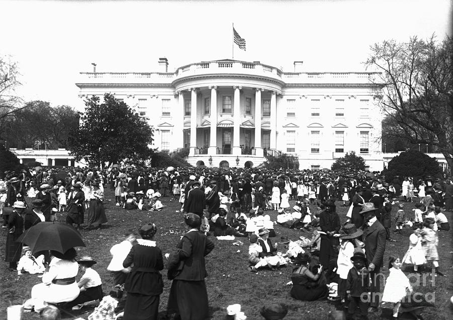 Kids And Parents On White House Lawn Photograph by Bettmann