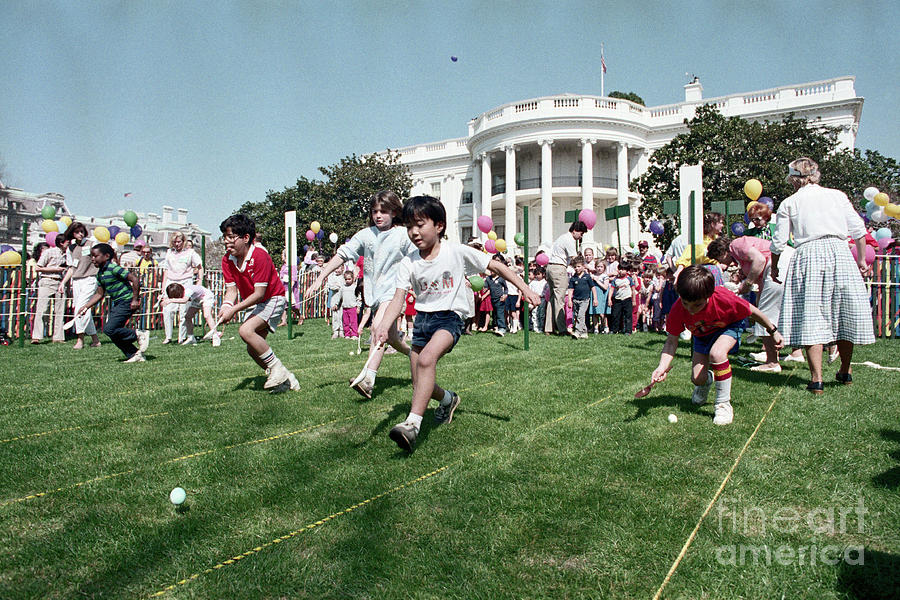 Kids On White House Lawn In Easter Egg Photograph by Bettmann