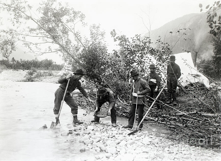Klondike Miners Washing Out Gold 1897 Photograph by Bettmann