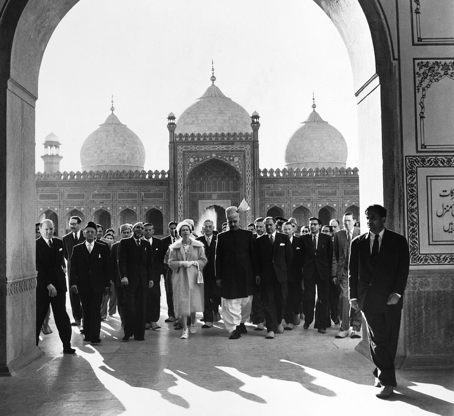 Lahore, Hm The Queen Elizabeth II Photograph by Keystone-france