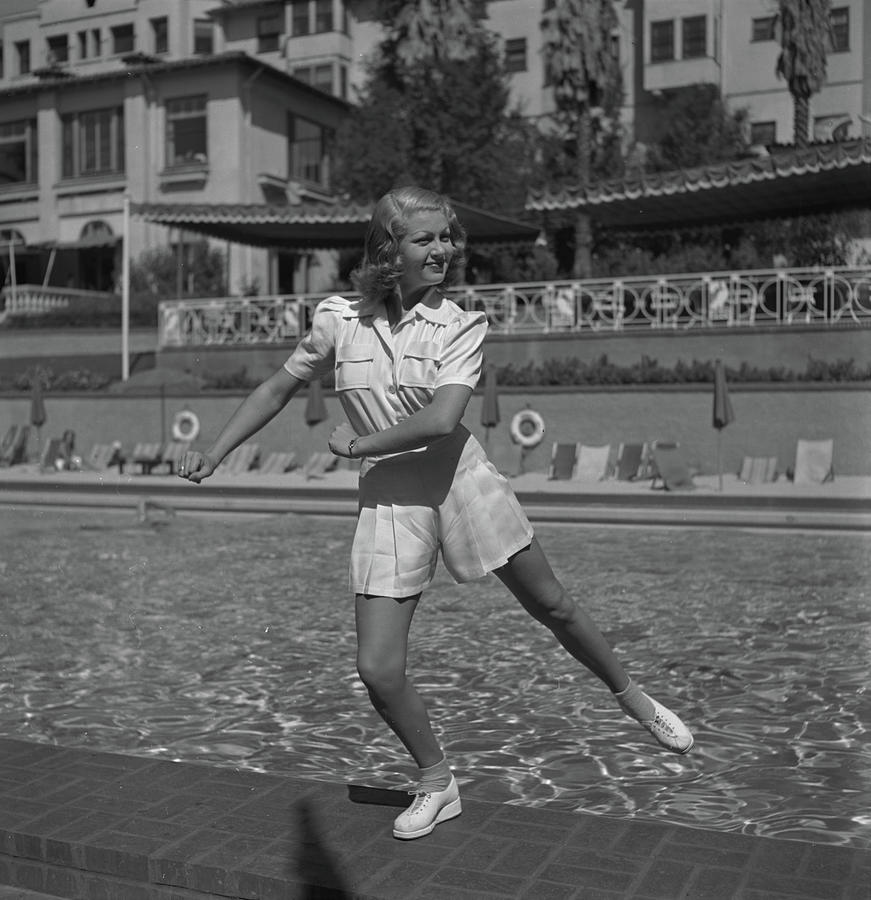 Lana Turner by Swimming Pool Photograph by Peter Stackpole