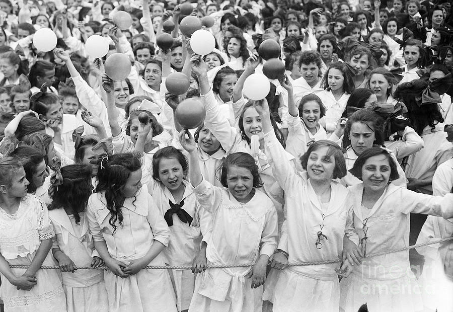 Large Group Of Young Girls With Balloons Photograph by Bettmann