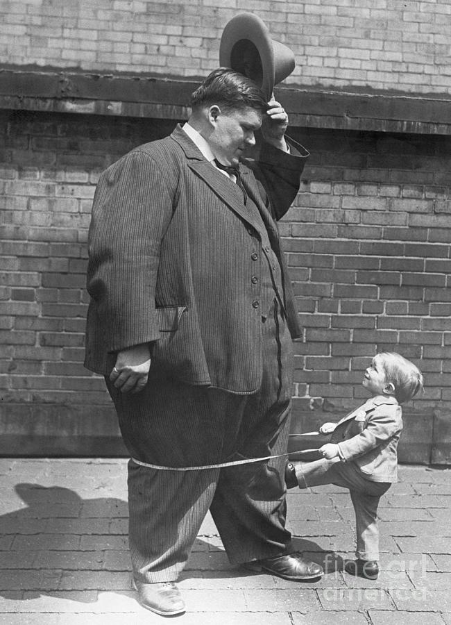 Largest And Smallest Men In World Photograph by Bettmann