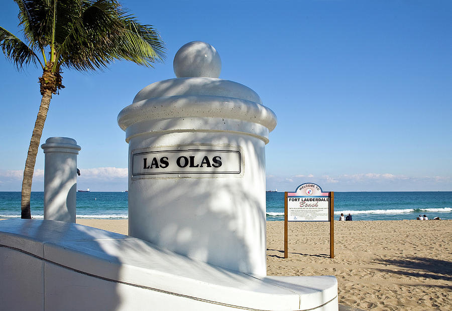 Las Olas Beach In Ft Lauderdale Florida Digital Art by Bravo