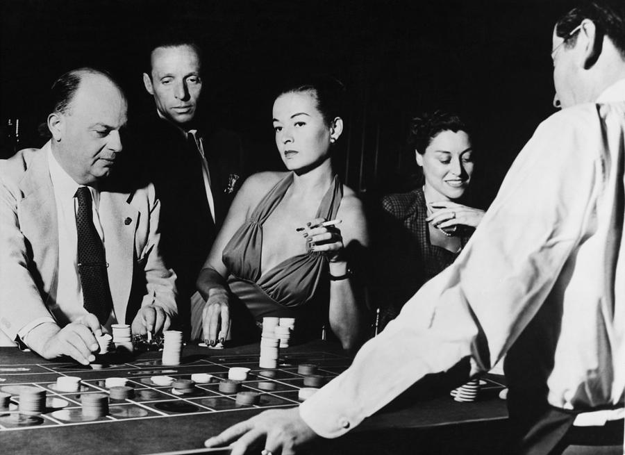 Las Vegas Photograph - Las Vegas, Gamblers Around A Roulette by Keystone-france