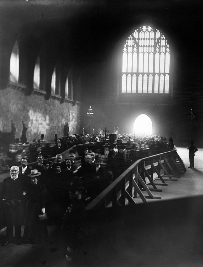 Last Respects Photograph by Hulton Archive