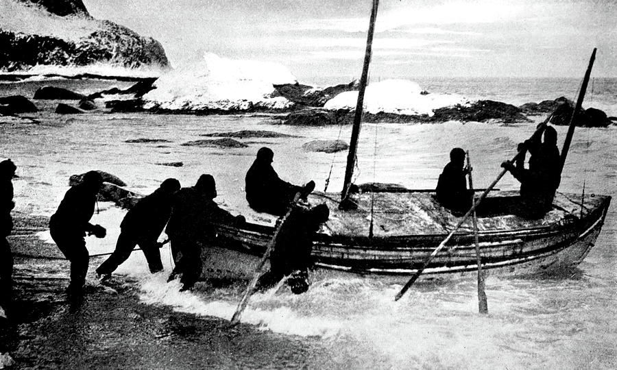 Launching The James Caird, 1916 Photograph by Science Source