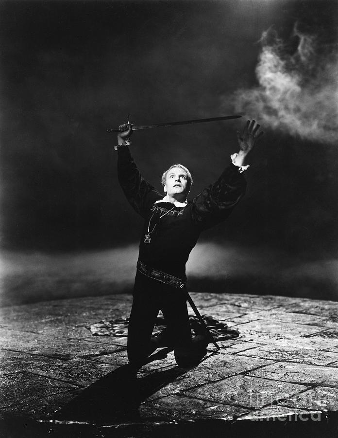 Laurence Olivier In A Scene From Hamlet Photograph by Bettmann