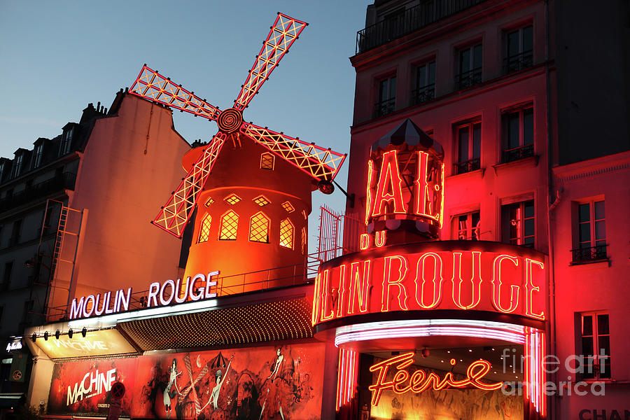 Le Moulin Rouge At The Dusk Photograph by Valerie Loiseleux