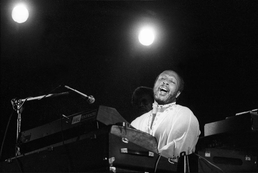 Les Mccann In Concert Photograph by Tom Copi