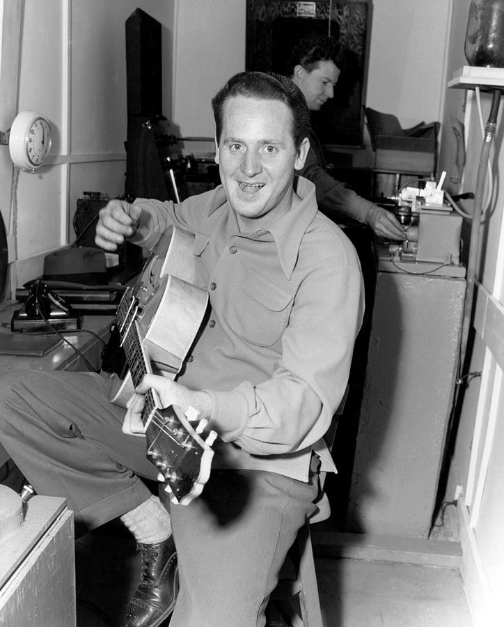 Les Paul In His Garage Studio Photograph by Michael Ochs Archives