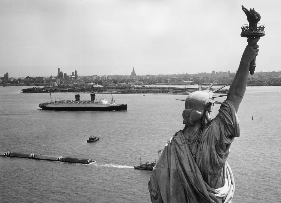 Libertys View Photograph by Hulton Archive