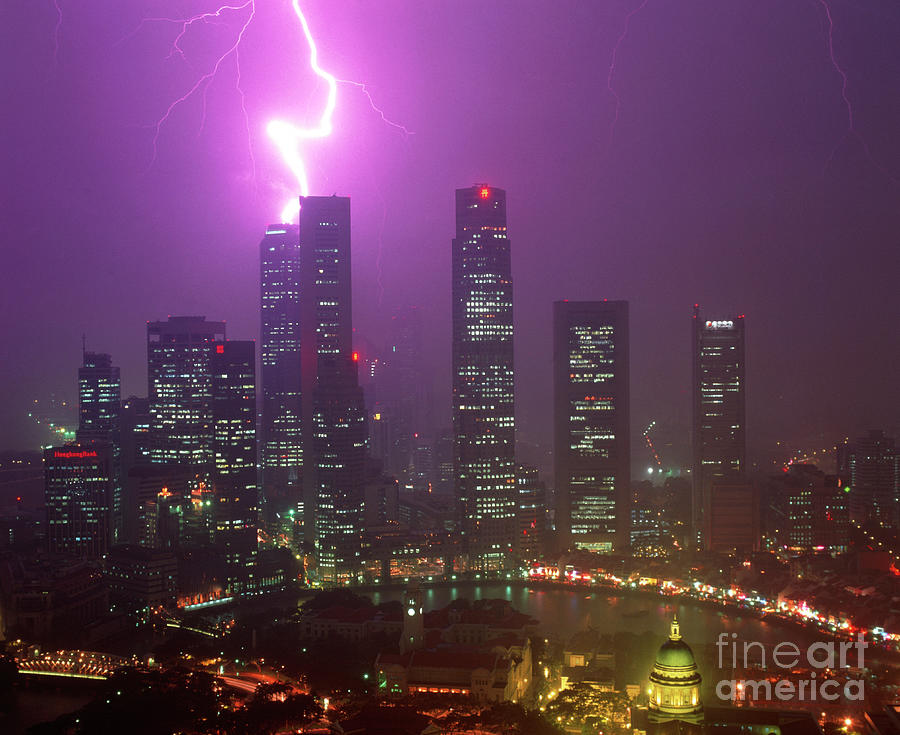 Lightning Bolt Strikes A Skyscraper Photograph by John Mead/science Photo Library