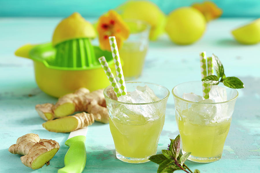 Limonad De Jengibre, Trinidad & Tobago: Ginger Lemonade With Lemon, Mineral Water And Ice Photograph by Teubner Foodfoto