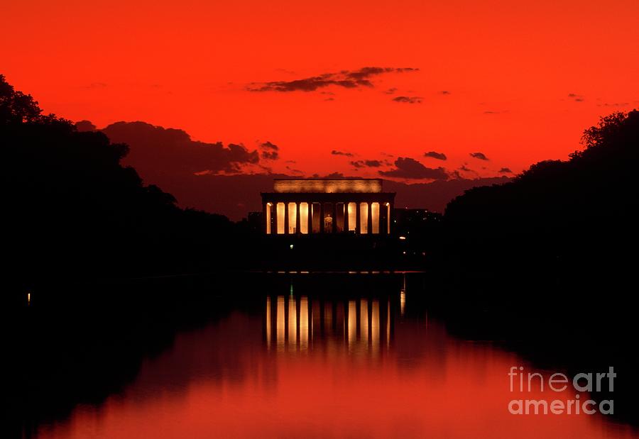 Lincoln Memorial At Sunset With Red Sky Photograph by Visionsofamerica/joe Sohm