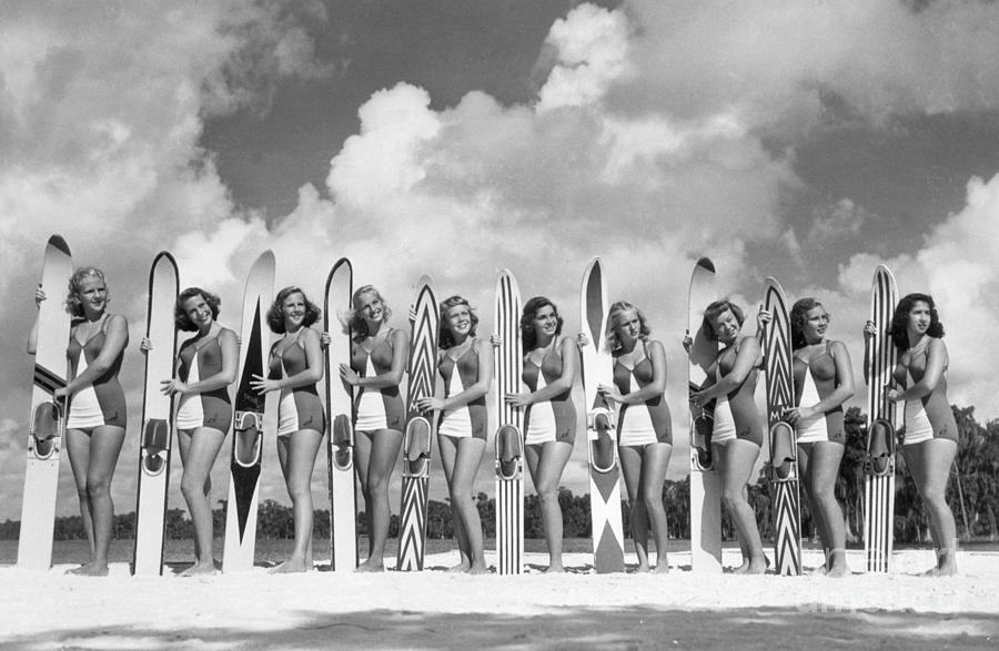 Line Of Women With Water Skis Photograph by Bettmann