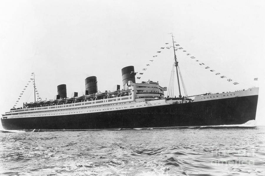 Liner Queen Mary Facing Right Photograph by Bettmann