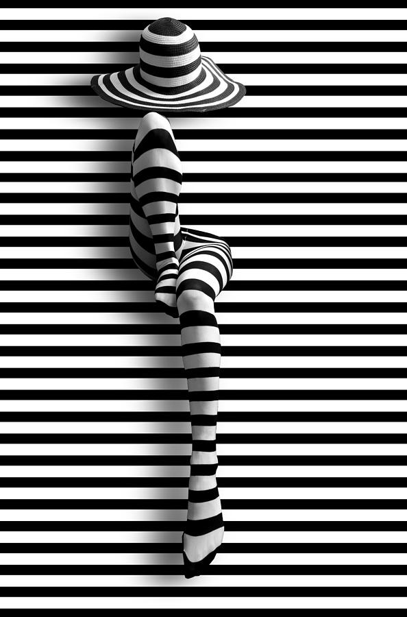 Abstract Photograph - Lines And Lines by Erhard Batzdorf