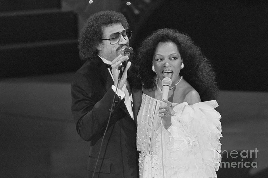 Lionel Richie And Diana Ross Singing Photograph by Bettmann