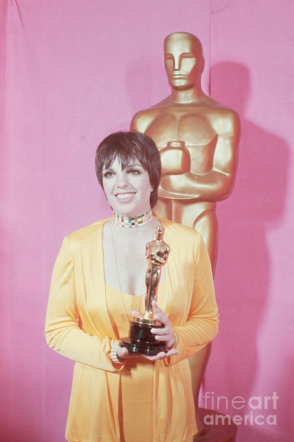 Liza Minneli Holds Her Oscar, Smiling Photograph by Bettmann