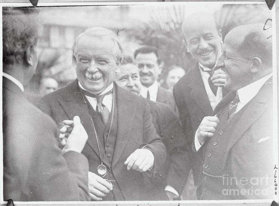 Lloyd George Speaking With Colleagues Photograph by Bettmann