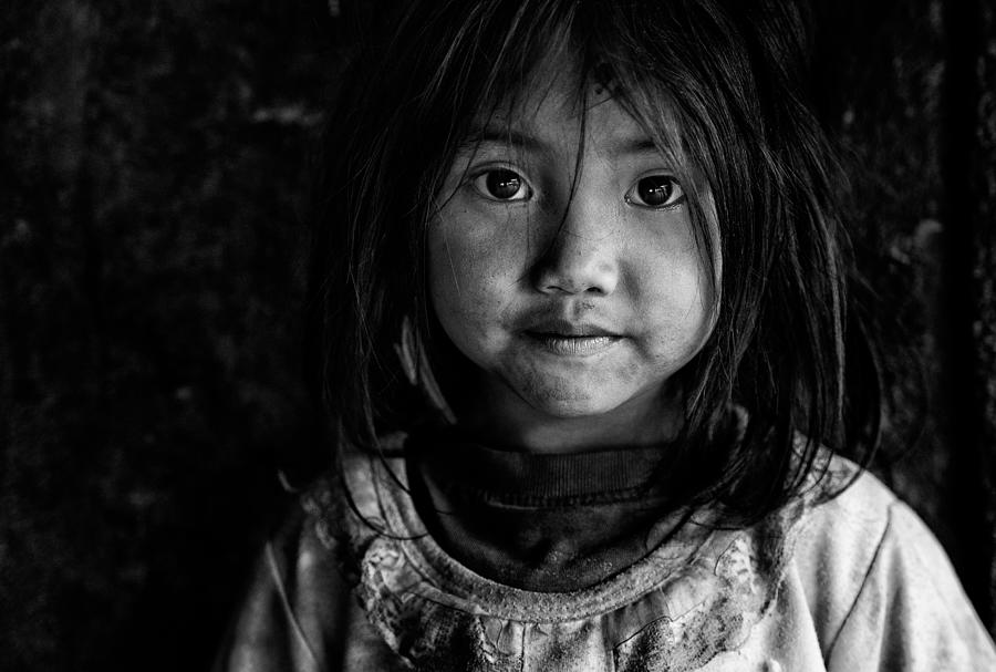 Black And White Photograph - Loi Tribe Girl (myanmar) by Joxe Inazio Kuesta Garmendia