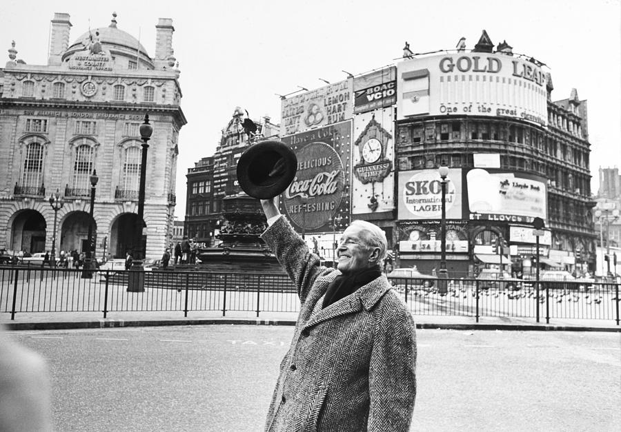 London, Maurice Chevalier At Piccadilly Photograph by Keystone-france