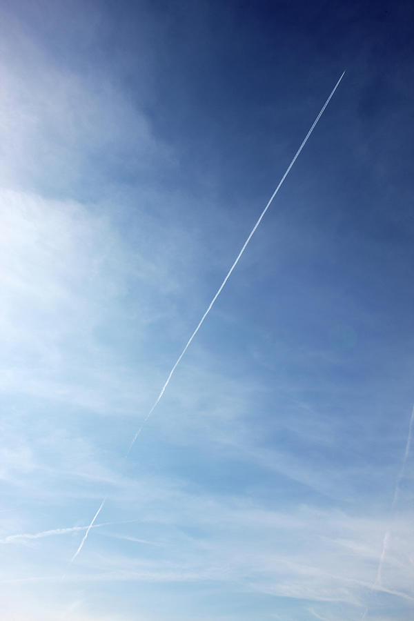 Long Vapor Trail Photograph by Richard Newstead