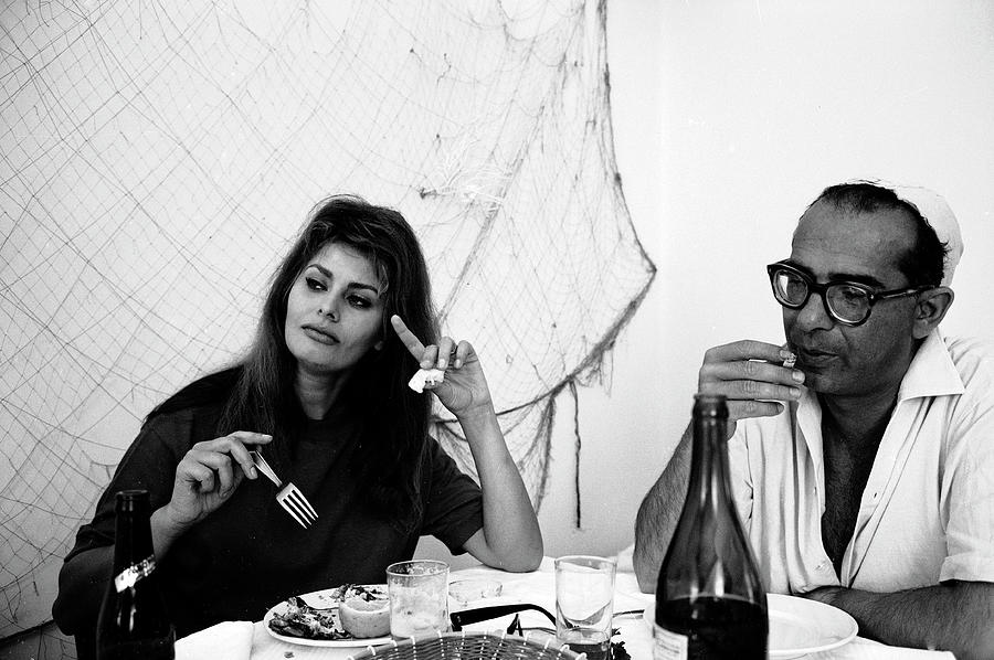 Sophia Loren Photograph - Loren Dining With Companion by Alfred Eisenstaedt