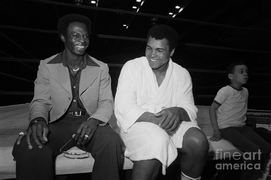 Lou Brock Sitting With Muhammad Ali Photograph by Bettmann