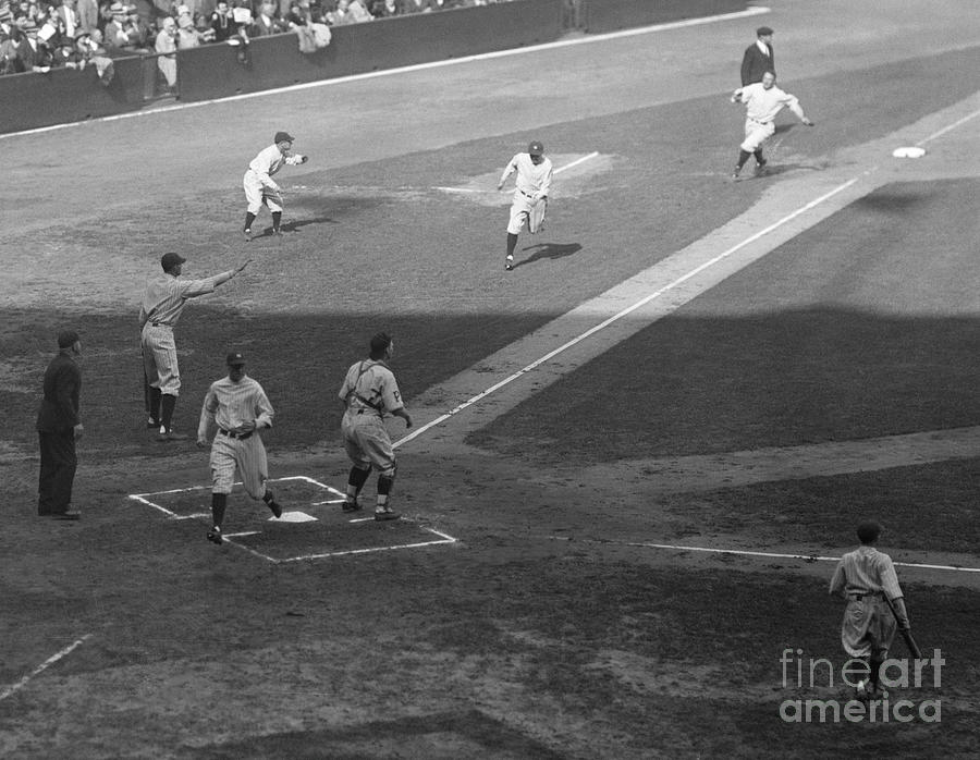 Lou Gehrig Rounding 3rd, Man Scoring Photograph by Bettmann