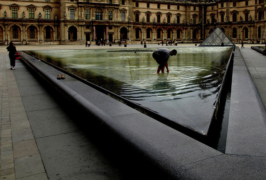 Louvre, water Photograph by Edward Lee
