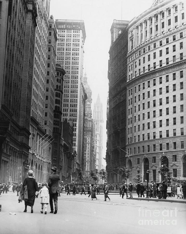 Lower Broadway Showing Woolworth Photograph by Bettmann