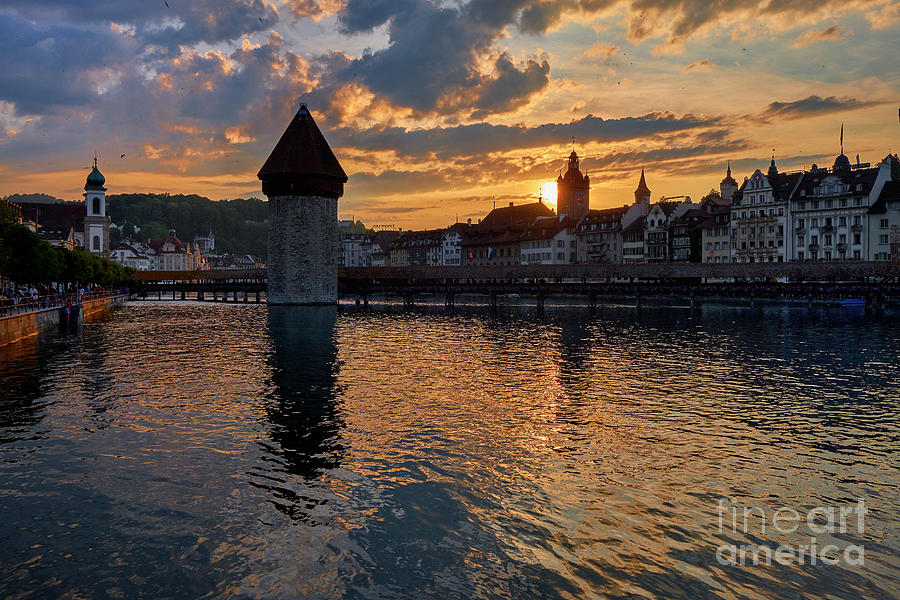 Lucerne at sunset. Kapellbrucke bridge and Wasserturm Tower ...