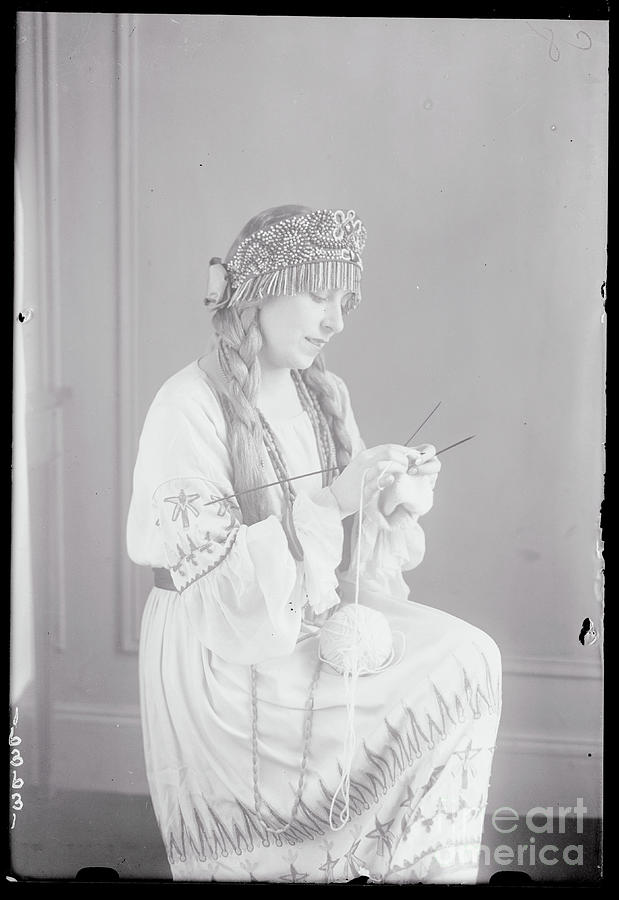 Lucrezia Bori Knitting Photograph by Bettmann