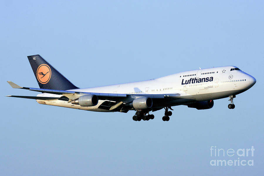  Lufthansa commercial flight e7 Photograph by Nir Ben-Yosef