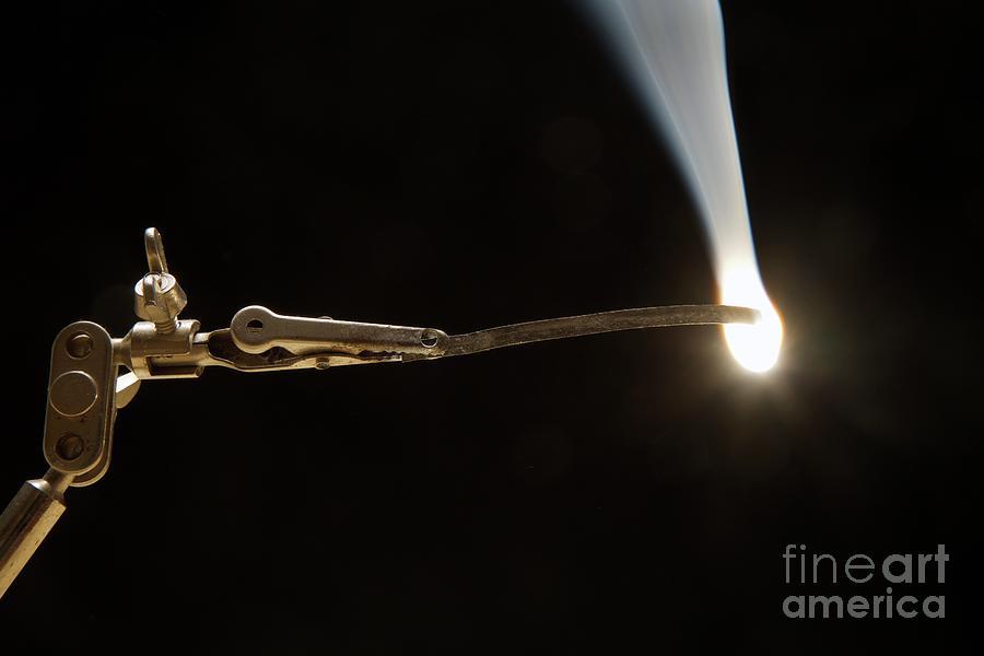 Magnesium Burning Photograph by Victor De Schwanberg/science Photo Library