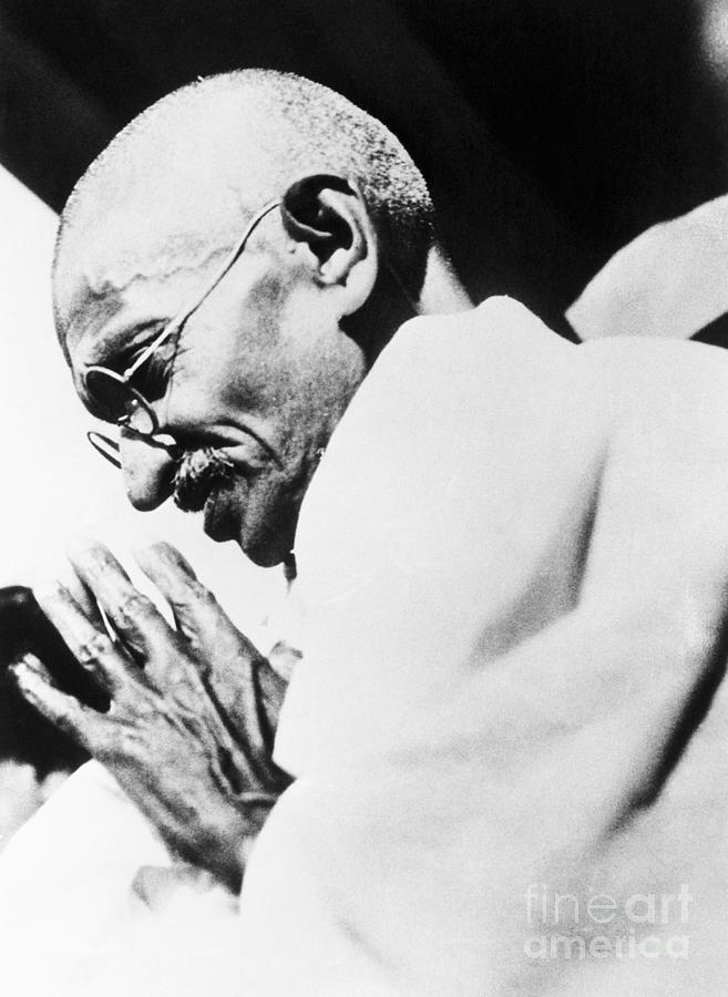 Mahatma Gandhi Bowing Photograph by Bettmann
