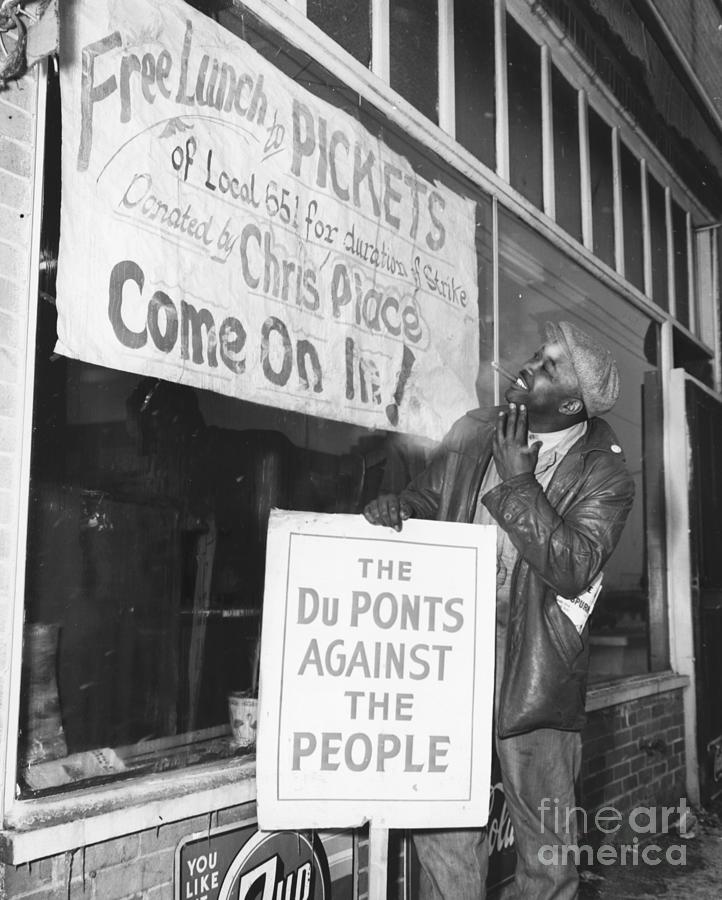 Man Holds Anti-dupont Sign Before Diner Photograph by Bettmann