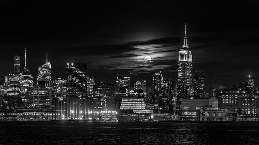 Black And White Photograph - Manhattan At Night by Hua Zhu