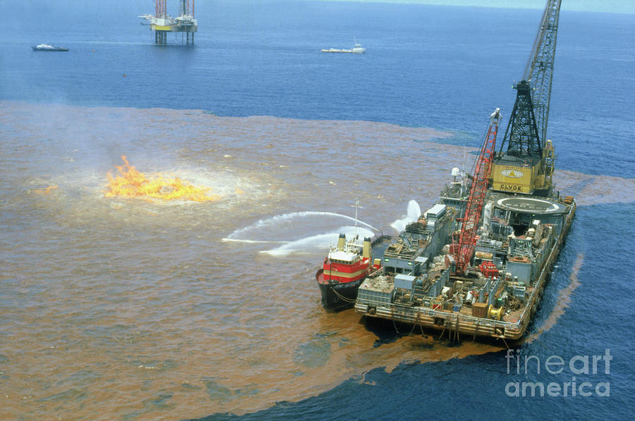 Manned Rig In Oil Spilled Waters Photograph by Bettmann