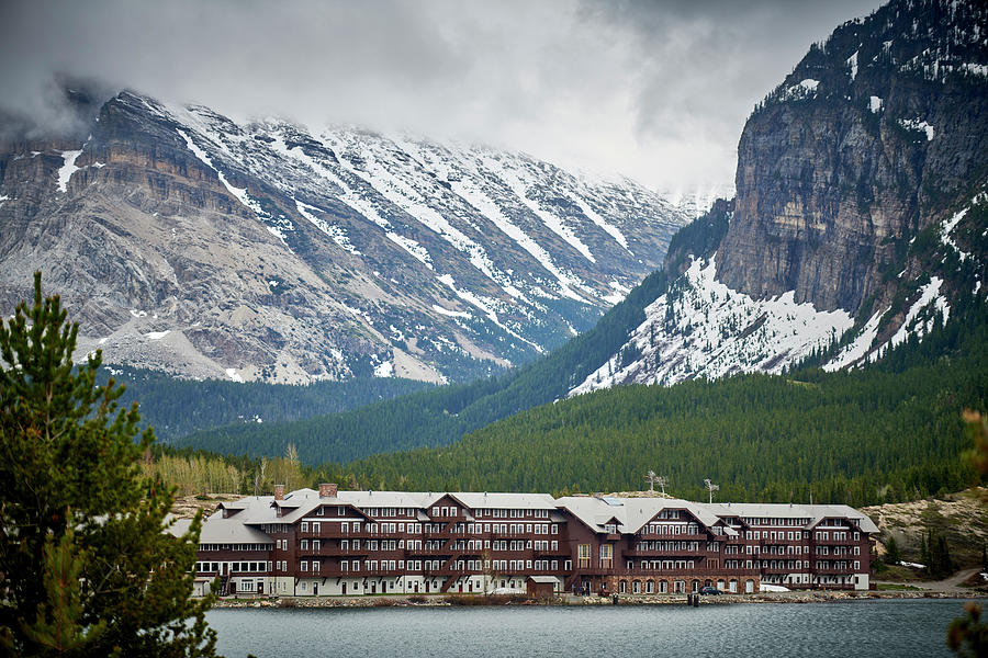 Many Glacier Hotel Photograph by Paul Freidlund