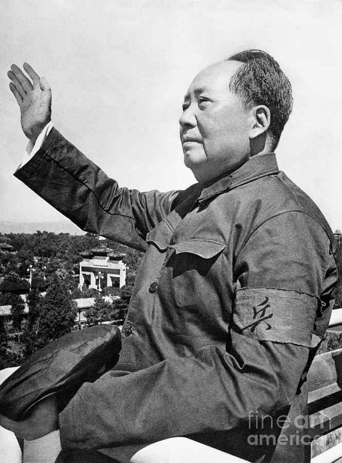 Mao Zedong Waving Photograph by Bettmann