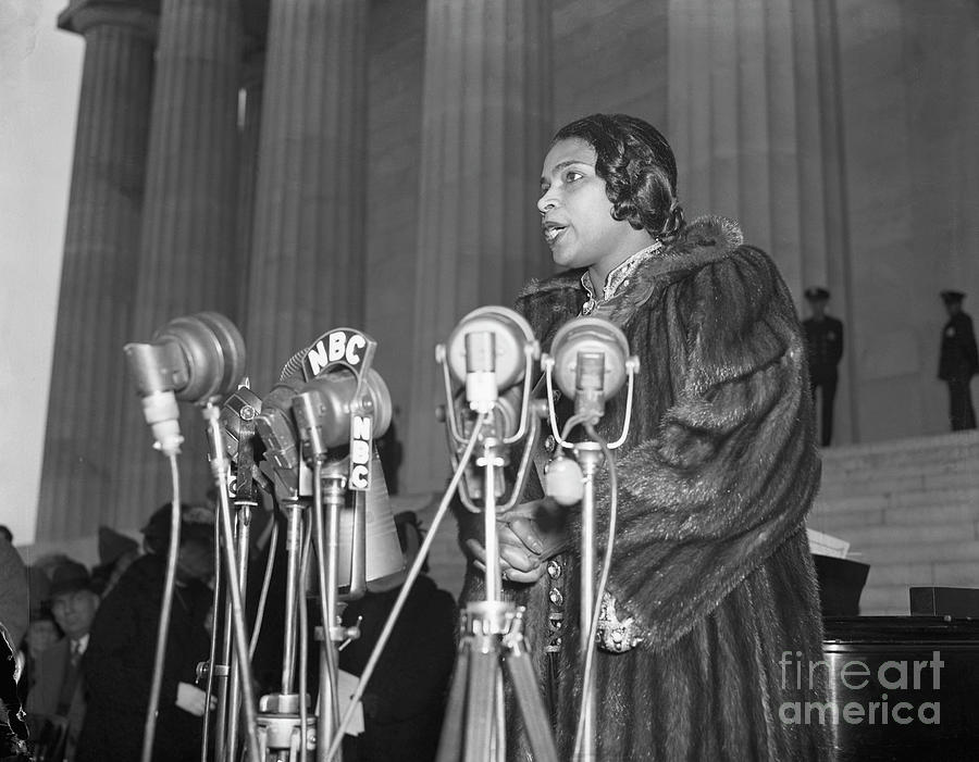 Marian Anderson Singing At Lincoln Photograph by Bettmann