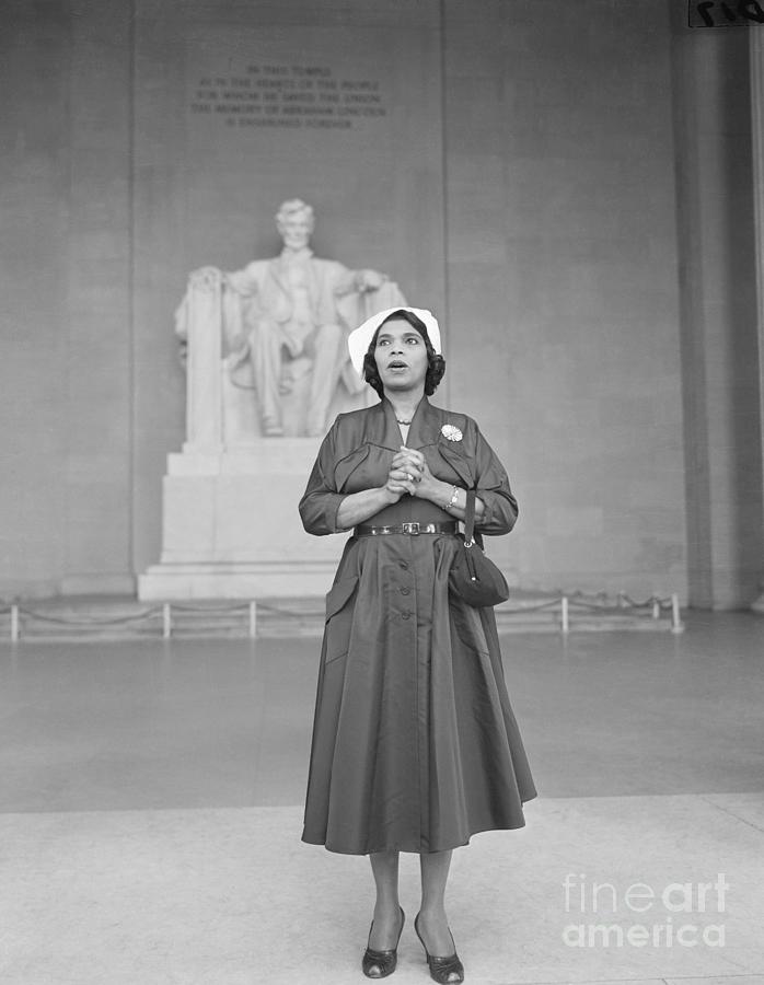 Marian Anderson Singing At The Lincoln Photograph by Bettmann