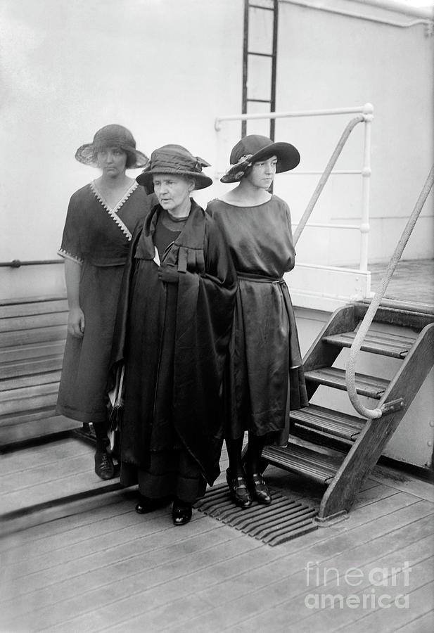 Marie Curie With Her Daughters Photograph by Library Of Congress/science Photo Library