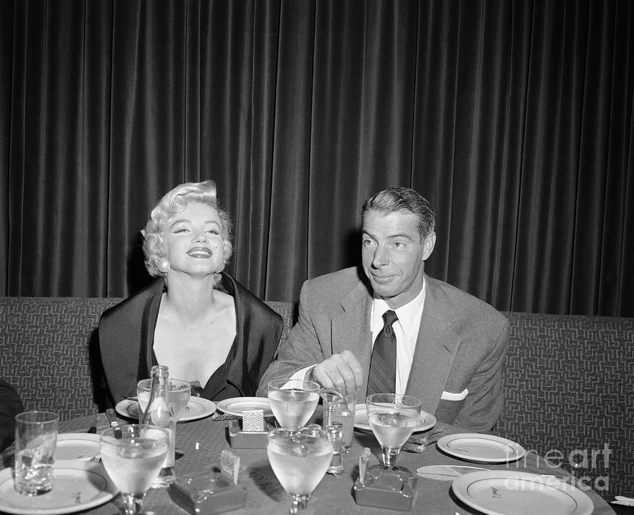 Marilyn Monroe And Joe Dimaggio Dining by Bettmann