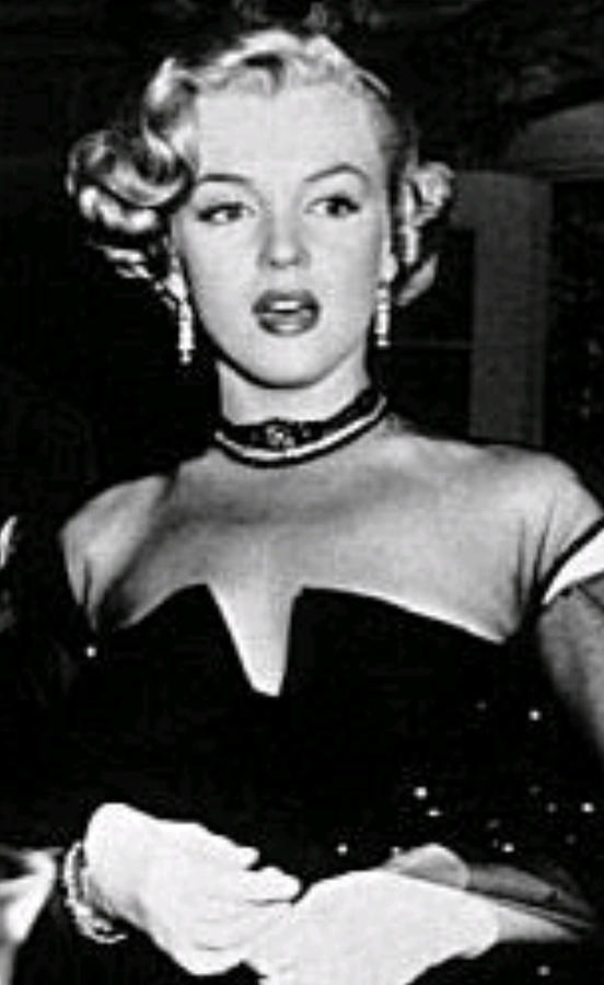 marilyn monroe black and white dress