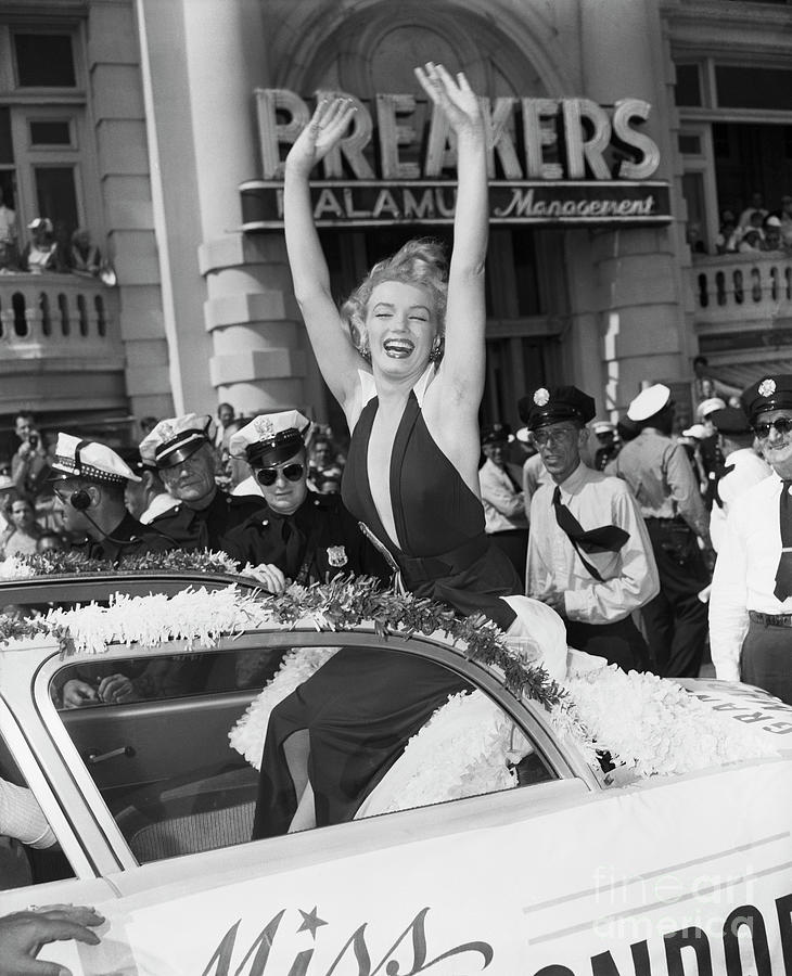 Marilyn Monroe In Parade Photograph by Bettmann